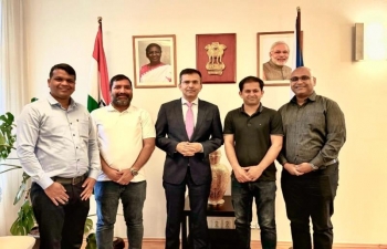 Ambassador @Raveesh Kumar interacted with office bearers of Maharashtra Mandal Czech Republic.  Exchanged views on the activities of the organization and welfare of the community.